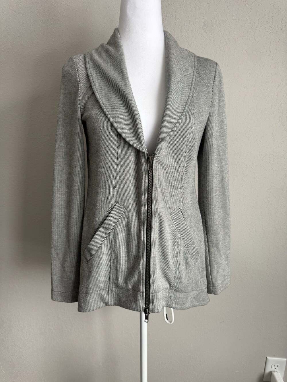 Cabi Gray White Stripe Zippered Flexible Jacket Cardigan Womens XS Preppy Career